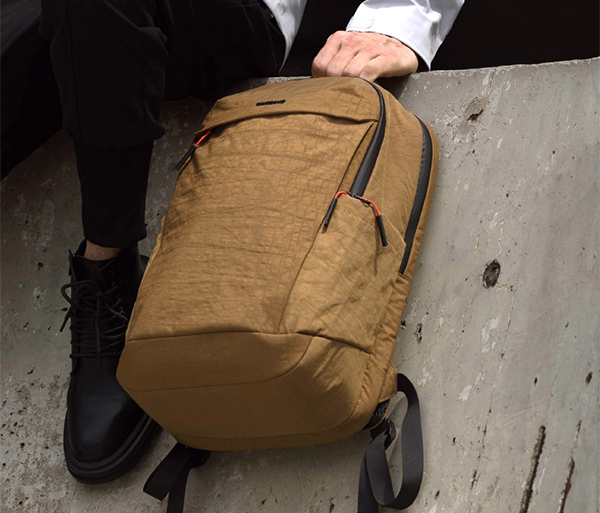 【KINGSONS】水洗紋理｜防水雙層後背包-沙丘棕